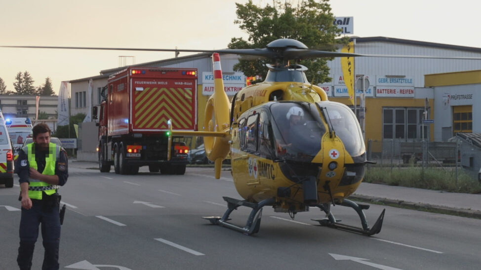 Notarzthubschrauber und Feuerwehr nach schwerem Verkehrsunfall in Wels-Pernau im Einsatz